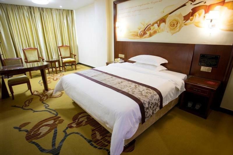 Longhui Business Hotel Huizhou  Exterior photo